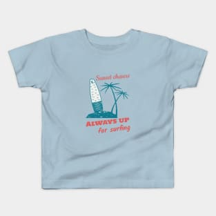 Sunset chasers - Always up for surfing Kids T-Shirt